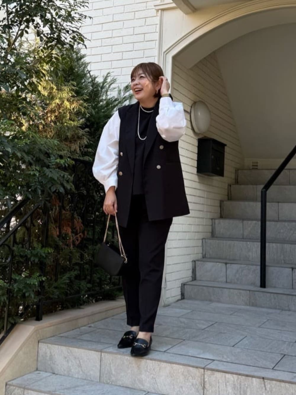 ブラック系のシャツ/ブラウス、ブラック系のベスト、ブラック系のその他パンツを着用したレディースの冬コーディネートの2枚目の写真