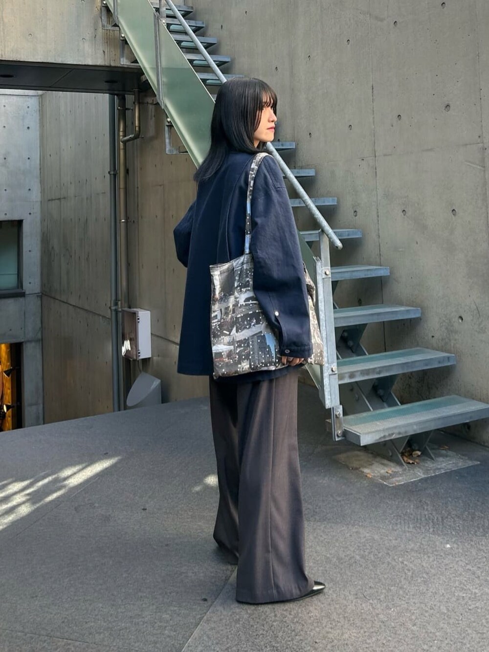 グレー系のその他パンツ、ブルー系のブルゾン、ブラック系のローファーを着用したレディースの冬コーディネートの2枚目の写真