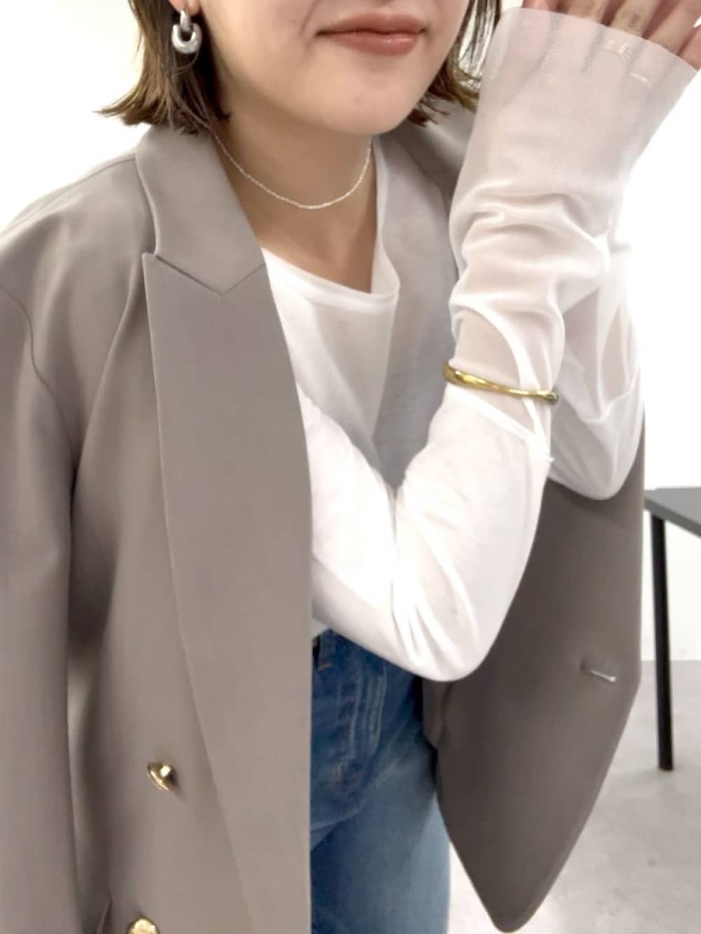 グレー系のパンプス、ブルー系のトートバッグ、ホワイト系のTシャツ/カットソーを着用したレディースの冬コーディネートの3枚目の写真