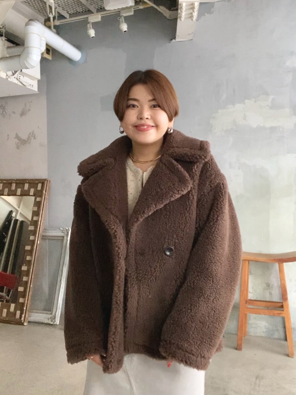 ベージュ系のブーツ、ホワイト系のニット/セーター、ブラウン系のその他アウターを着用したレディースの秋コーディネートの4枚目の写真