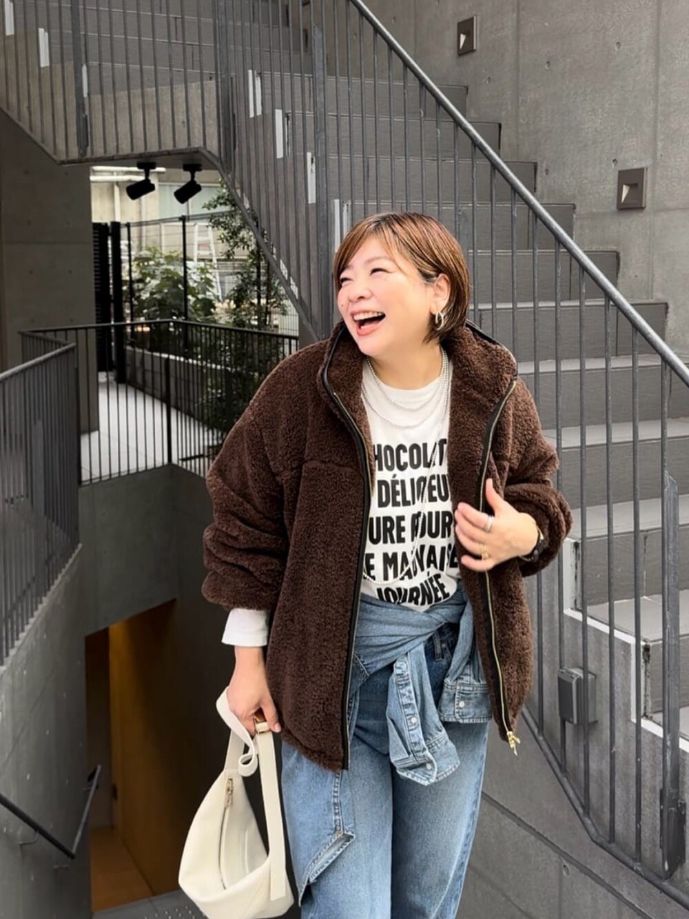 ブラウン系のその他アウター、ホワイト系のTシャツ/カットソー、ブルー系のデニムパンツを着用したレディースの夏コーディネートの3枚目の写真
