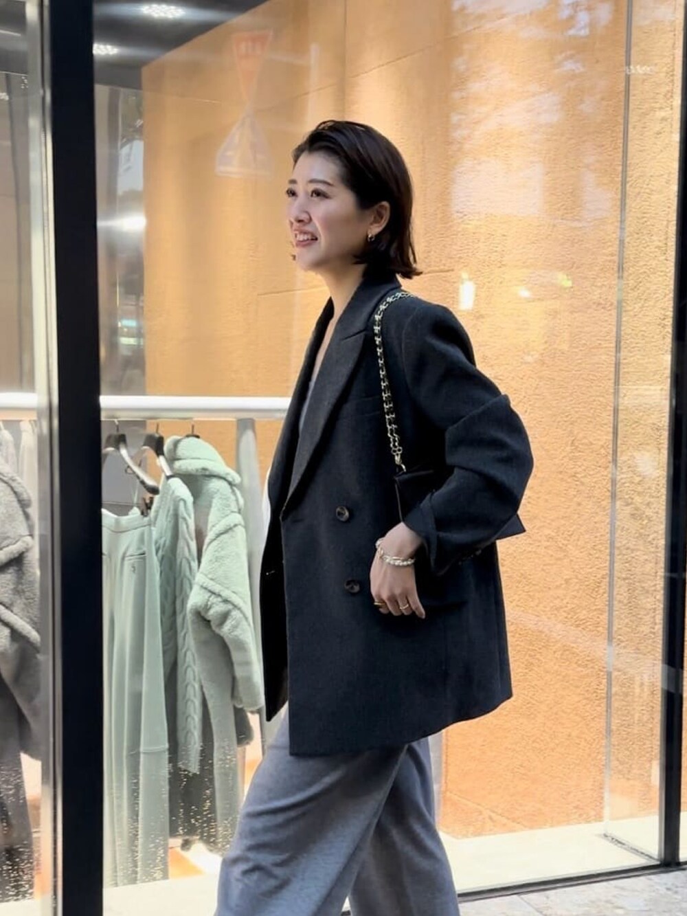 グレー系のその他アウター、グレー系のサロペット/オーバーオール、ブラック系のローファーを着用したレディースの冬コーディネートの5枚目の写真