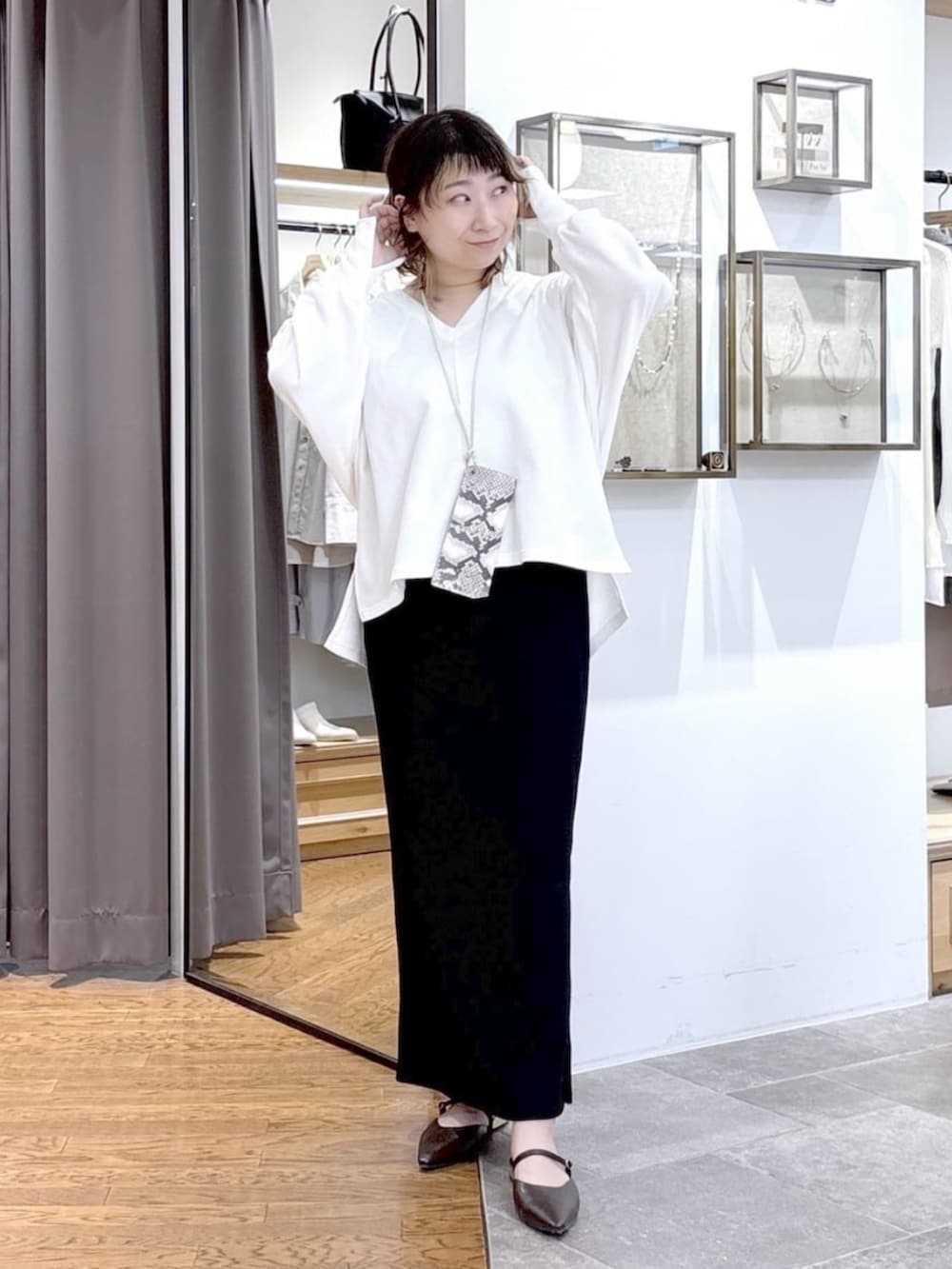 ブラウン系のその他シューズ、ホワイト系のスウェット、ブラック系のワンピースを着用したレディースの春コーディネートの4枚目の写真