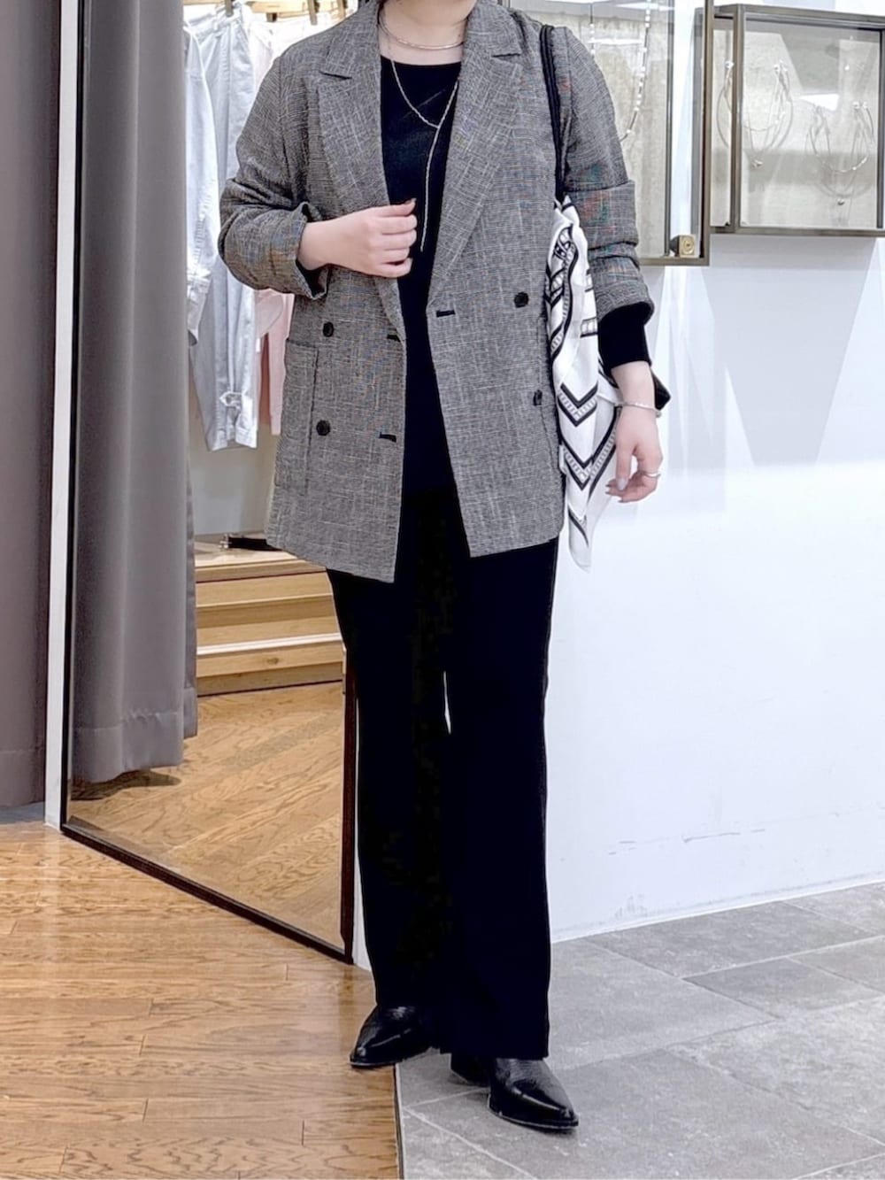 ブラック系のその他パンツ、ブラック系のテーラードジャケット、ブラック系のトートバッグを着用したレディースの春コーディネートの8枚目の写真