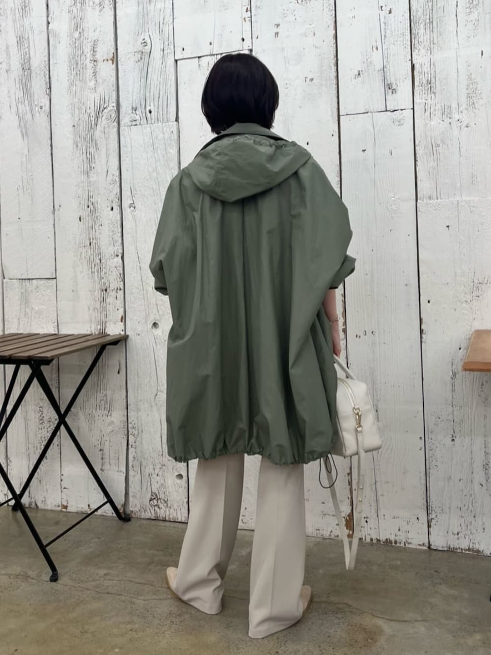 ホワイト系のボストンバッグ、ブルー系のシャツ/ブラウス、グリーン系のその他アウターを着用したレディースの春コーディネートの3枚目の写真