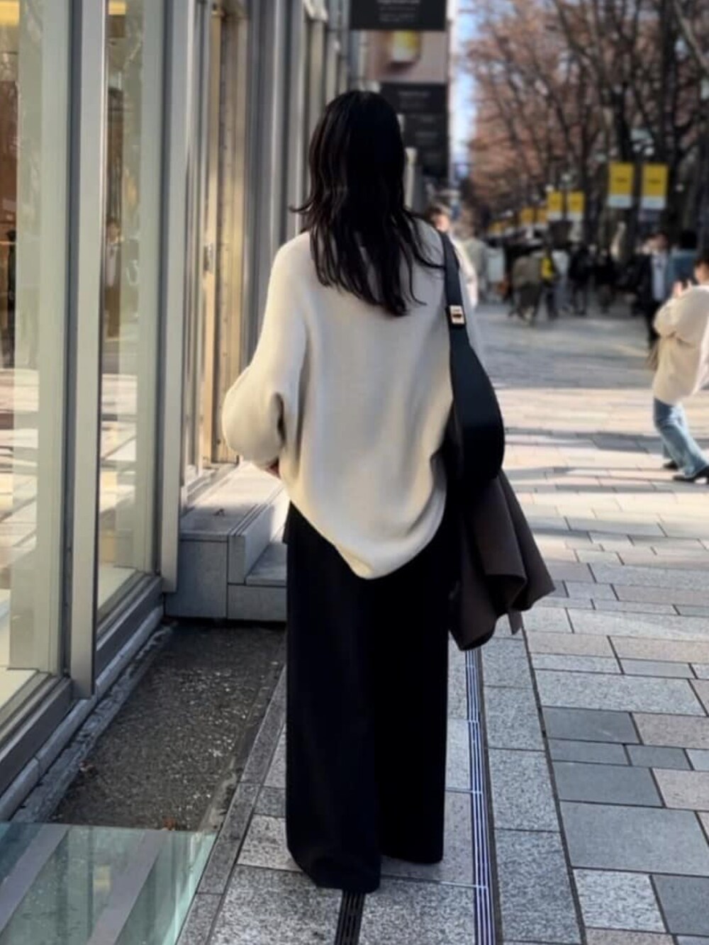 ブラウン系のニット/セーター、ブラック系のその他パンツを着用したレディースの冬コーディネートの3枚目の写真