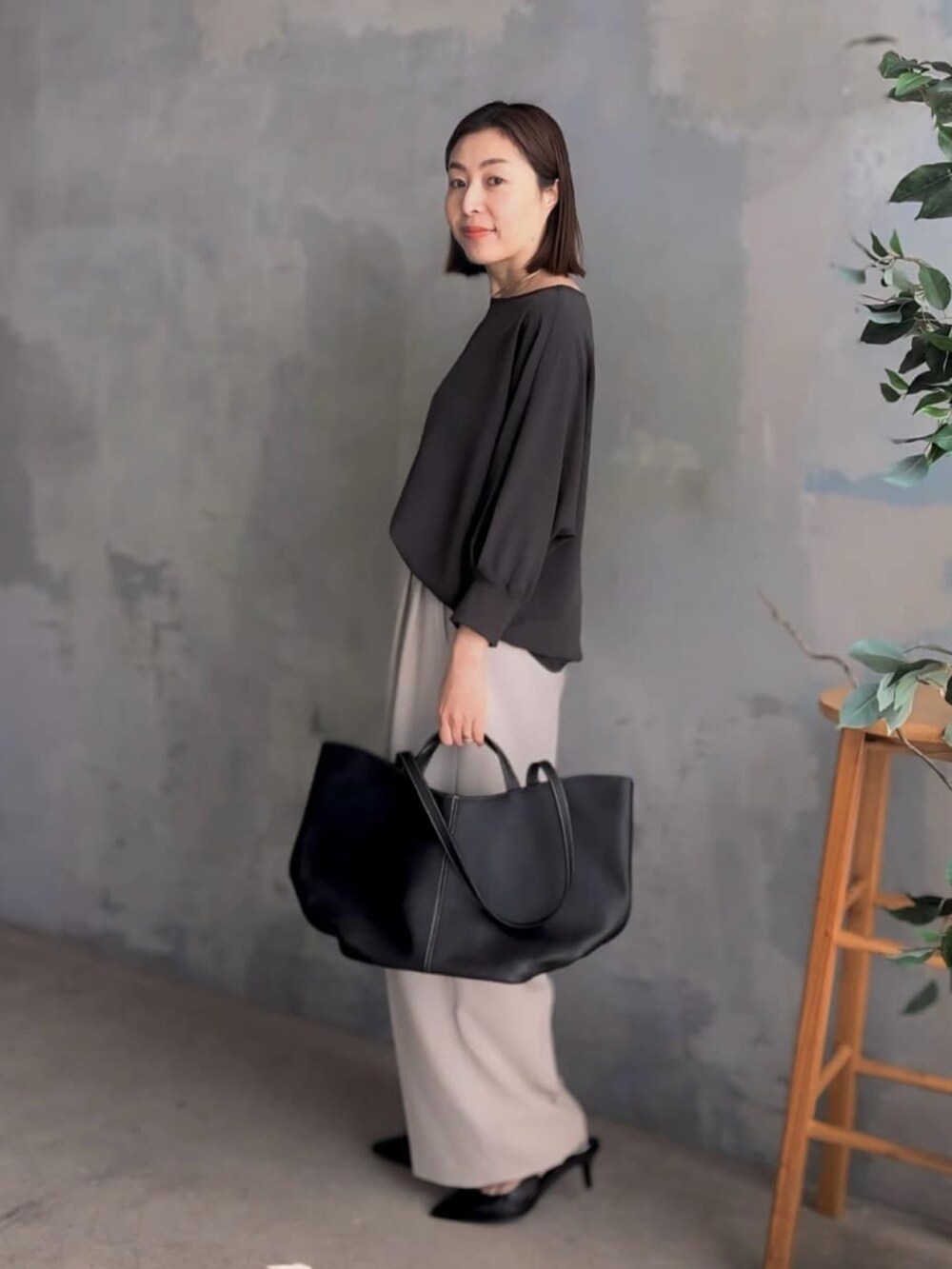 グレー系のシャツ/ブラウス、ベージュ系のスラックスを着用したレディースの冬コーディネートの2枚目の写真