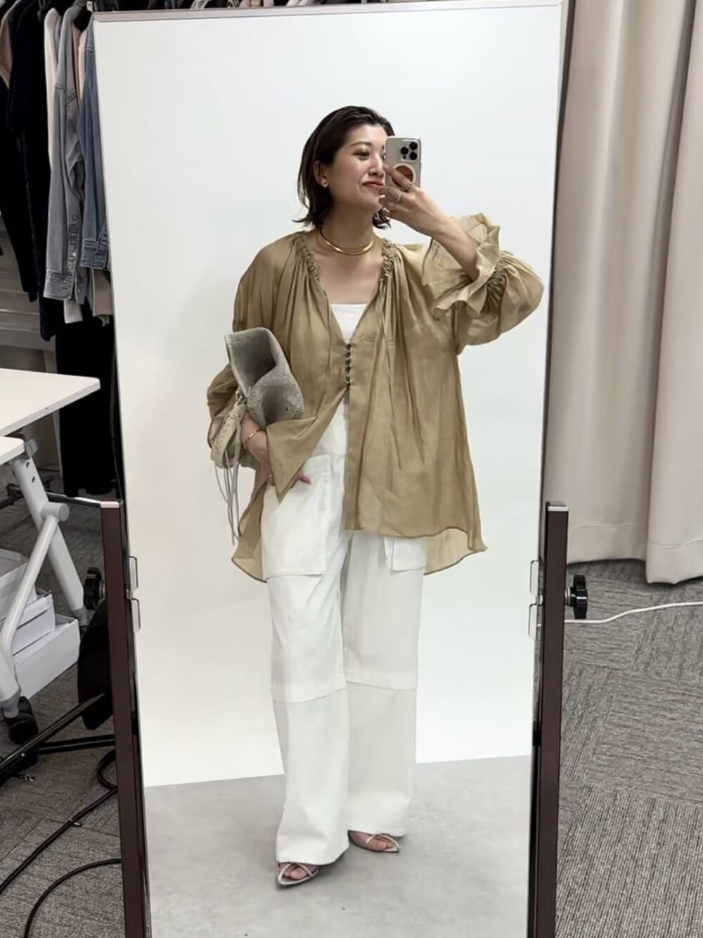 ホワイト系のカーゴパンツ、ベージュ系のシャツ/ブラウスを着用したレディースの春コーディネートの2枚目の写真