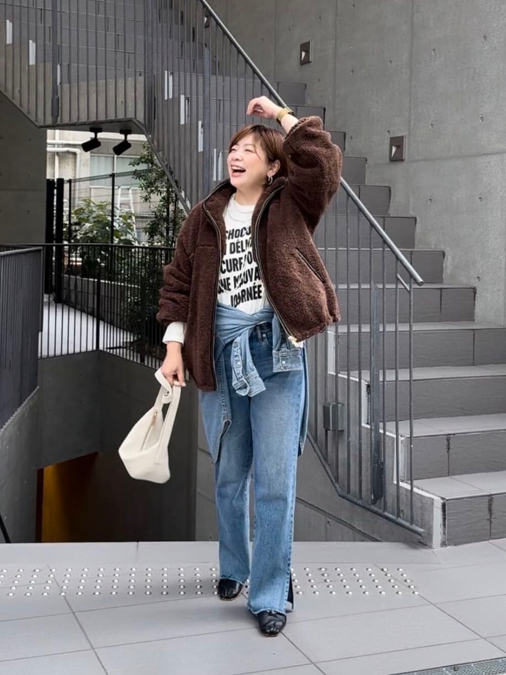 ブラウン系のその他アウター、ホワイト系のTシャツ/カットソー、ブルー系のデニムパンツを着用したレディースの夏コーディネートの2枚目の写真