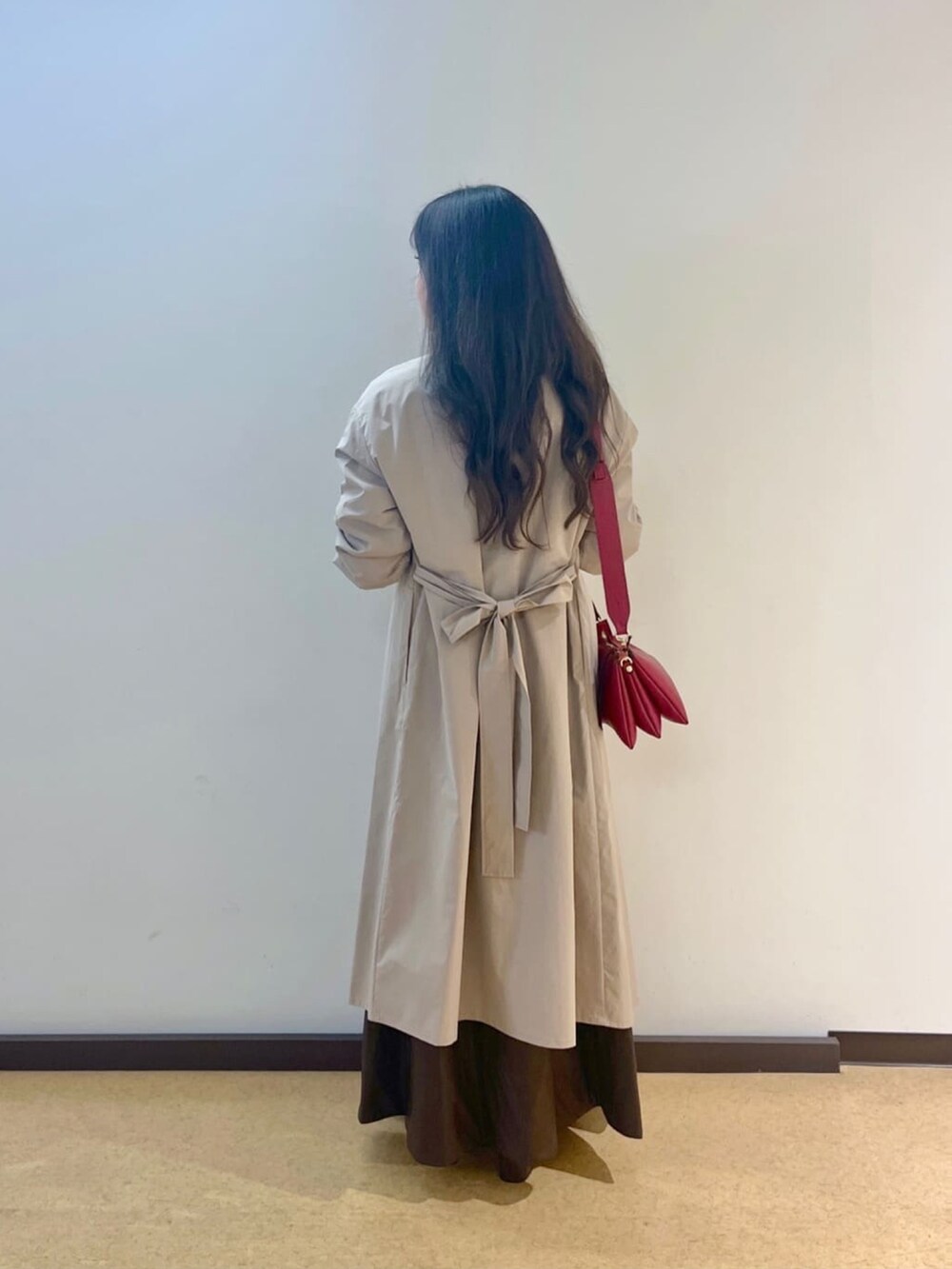 グレー系のニット/セーター、ベージュ系のその他アウター、ブラウン系のスカートを着用したレディースの冬コーディネートの4枚目の写真