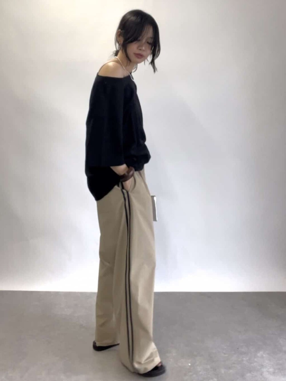 ブラック系のTシャツ/カットソー、ベージュ系のその他パンツを着用したレディースの春コーディネートの2枚目の写真