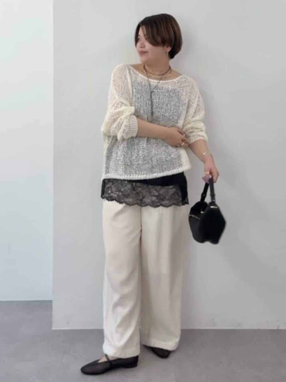 ホワイト系のその他パンツ、ブラウン系のキャミソール、ホワイト系のニット/セーターを着用したレディースの春コーディネートの6枚目の写真