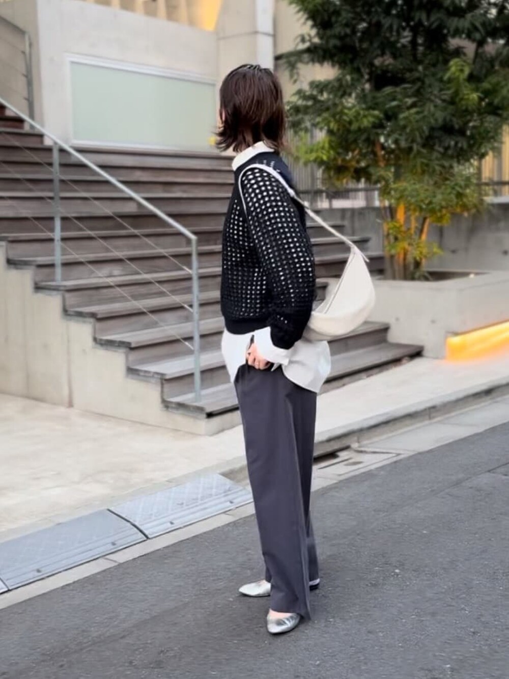 ブルー系のニット/セーター、ホワイト系のシャツ/ブラウス、ブルー系のチノパンツを着用したレディースの冬コーディネートの5枚目の写真