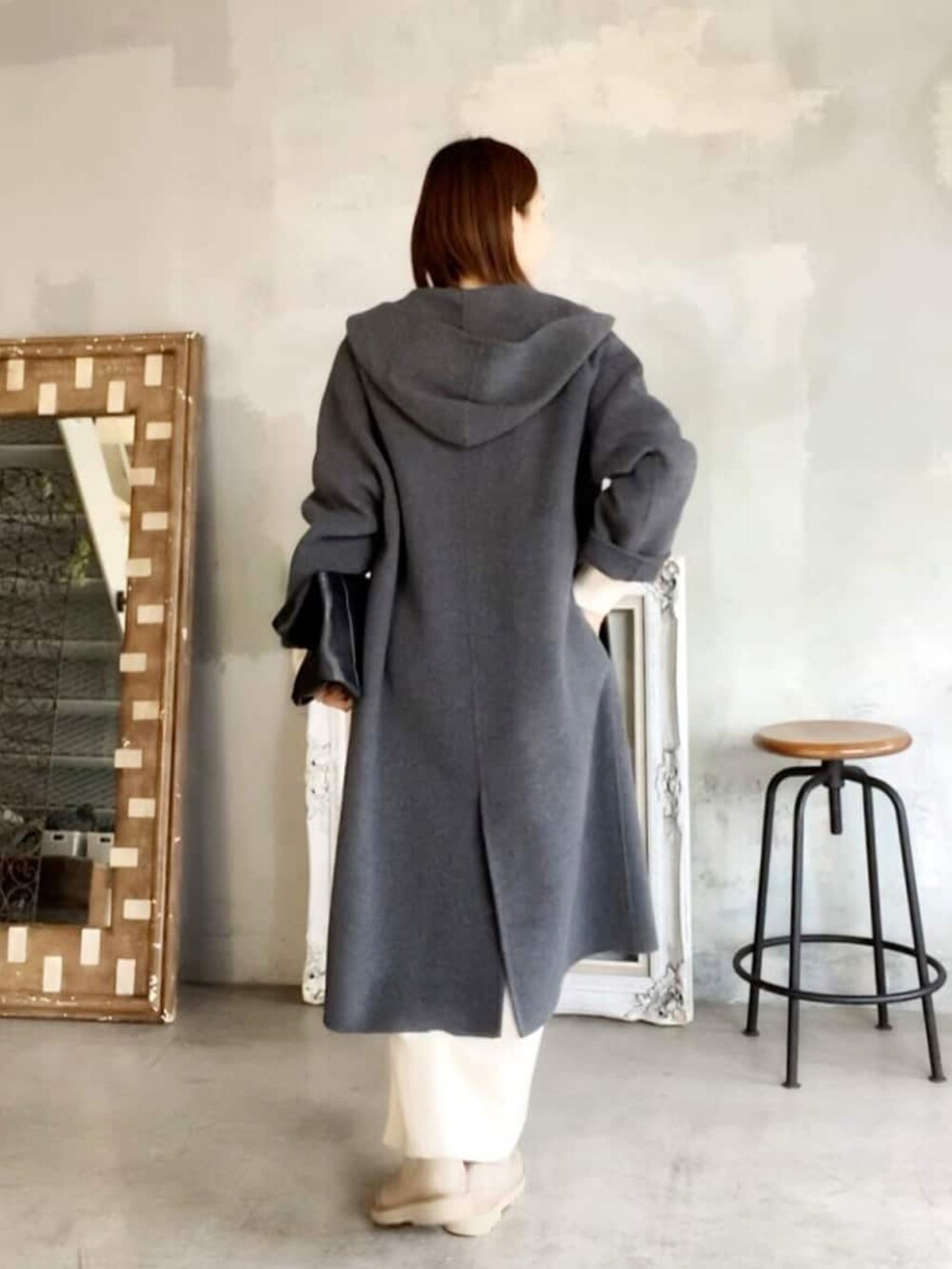 グレー系のその他アウター、ブラック系のワンピース、ベージュ系のブーツを着用したレディースの冬コーディネートの4枚目の写真