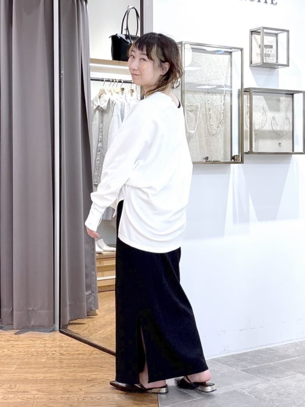 ブラウン系のその他シューズ、ホワイト系のスウェット、ブラック系のワンピースを着用したレディースの春コーディネートの2枚目の写真