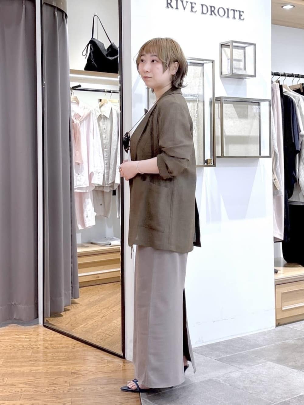 ホワイト系のTシャツ/カットソー、ブラウン系のテーラードジャケット、ブルー系のサンダルを着用したレディースの春コーディネートの2枚目の写真