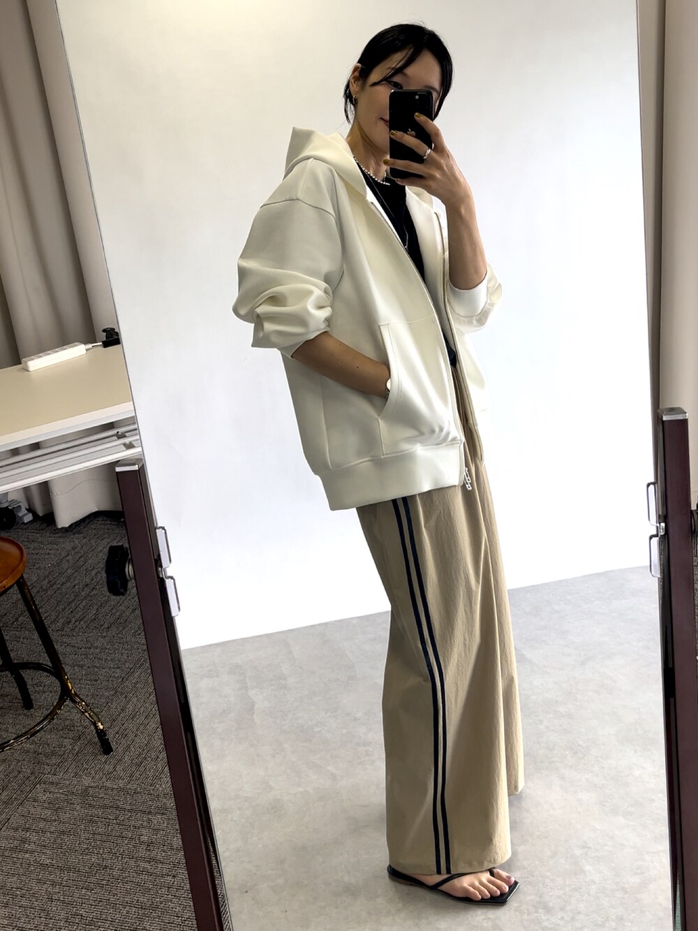 ベージュ系のその他パンツ、ホワイト系のパーカーを着用したレディースの夏コーディネートの2枚目の写真