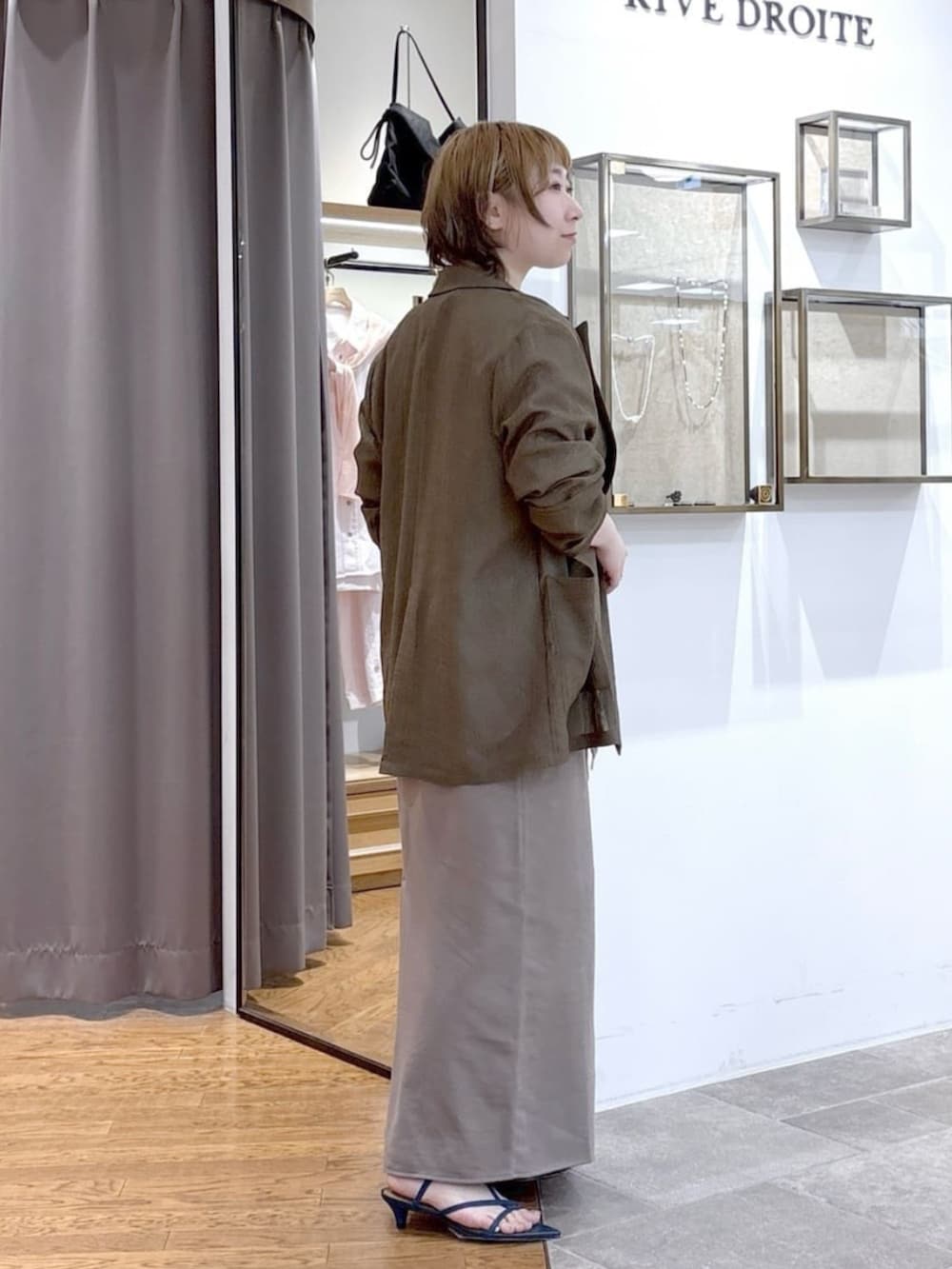 ホワイト系のTシャツ/カットソー、ブラウン系のテーラードジャケット、ブルー系のサンダルを着用したレディースの春コーディネートの7枚目の写真