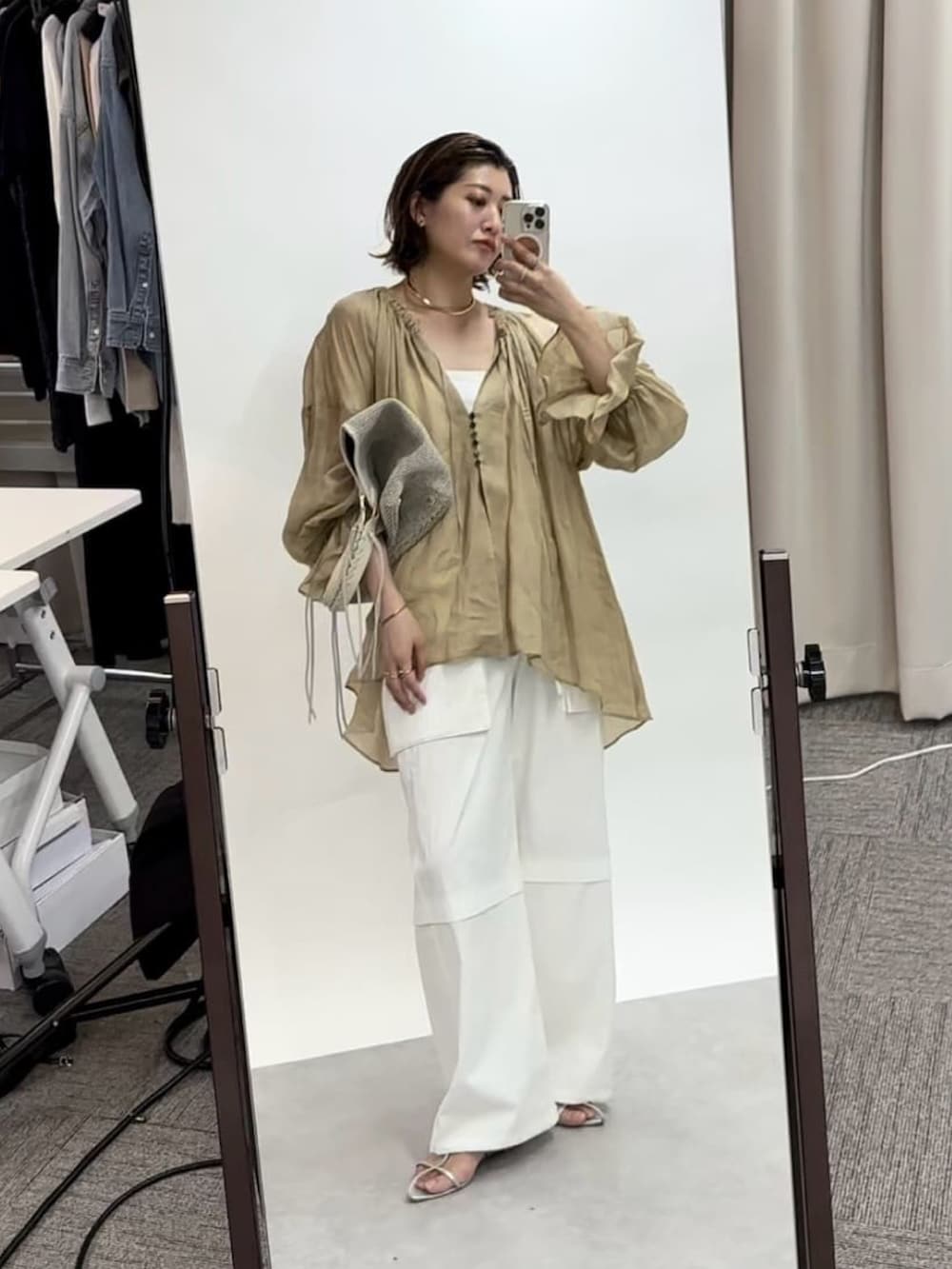 ホワイト系のカーゴパンツ、ベージュ系のシャツ/ブラウスを着用したレディースの春コーディネートの3枚目の写真