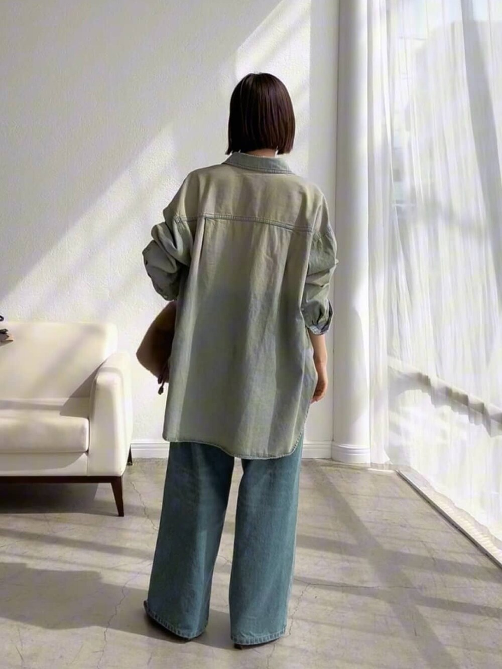 ブラック系のキャミソール、ブルー系のシャツ/ブラウス、ブルー系のデニムパンツを着用したレディースの夏コーディネートの3枚目の写真