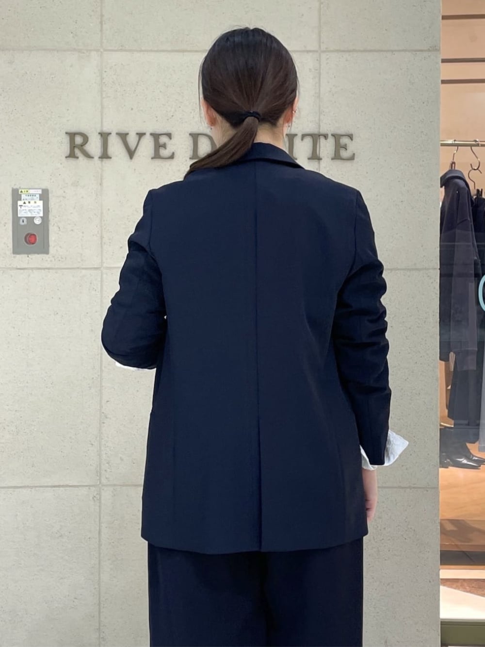 ブラウン系のその他シューズ、グレー系のトートバッグ、ホワイト系のシャツ/ブラウスを着用したレディースの春コーディネートの7枚目の写真