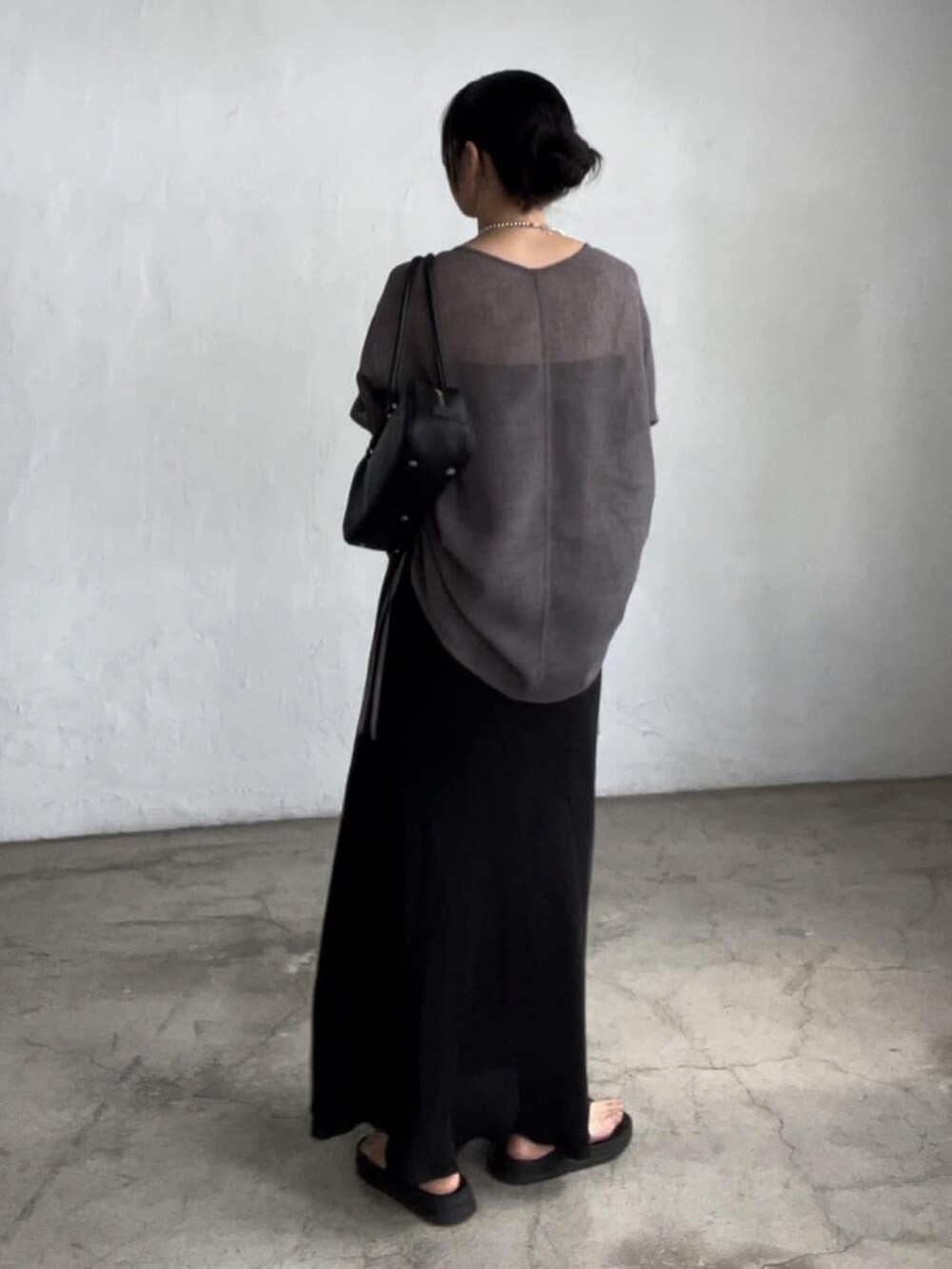 グレー系のシャツ/ブラウス、ブラック系のスカートを着用したレディースの夏コーディネートの3枚目の写真