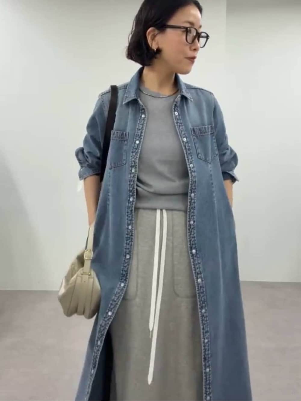 ブラウン系のその他シューズ、ブルー系のワンピース、グレー系のスカートを着用したレディースの春コーディネートの6枚目の写真