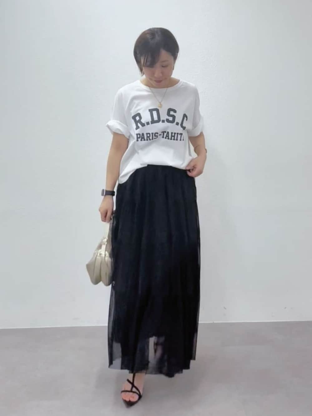 ブラック系のサンダル、ゴールド系のショルダーバッグ、グリーン系のブルゾンを着用したレディースの春コーディネートの7枚目の写真