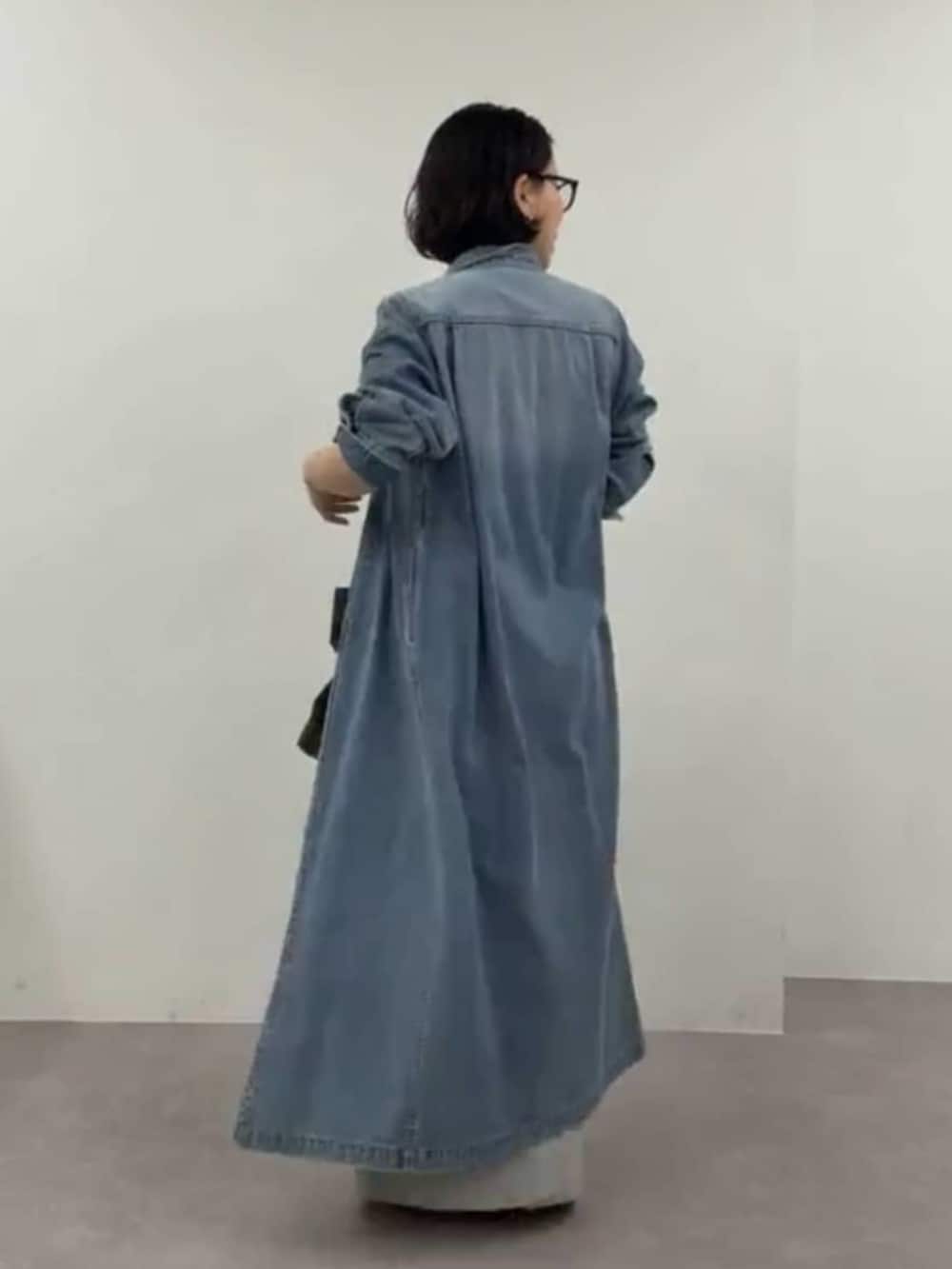 ブラウン系のその他シューズ、ブルー系のワンピース、グレー系のスカートを着用したレディースの春コーディネートの5枚目の写真