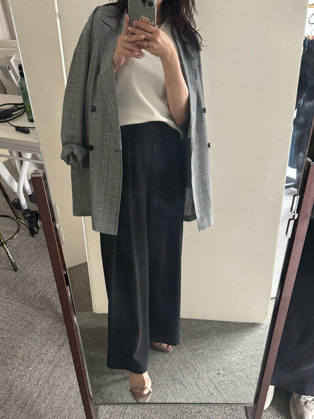 ホワイト系のスラックス、グレー系のサンダル、ホワイト系のニット/セーターを着用したレディースの春コーディネートの3枚目の写真