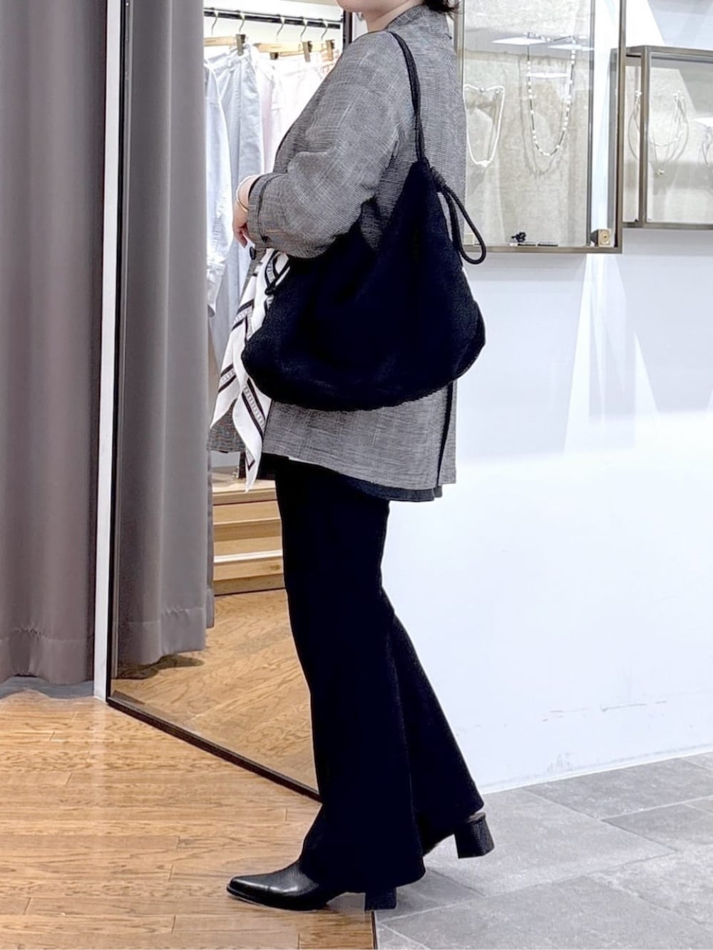 ブラック系のその他パンツ、ブラック系のテーラードジャケット、ブラック系のトートバッグを着用したレディースの春コーディネートの6枚目の写真