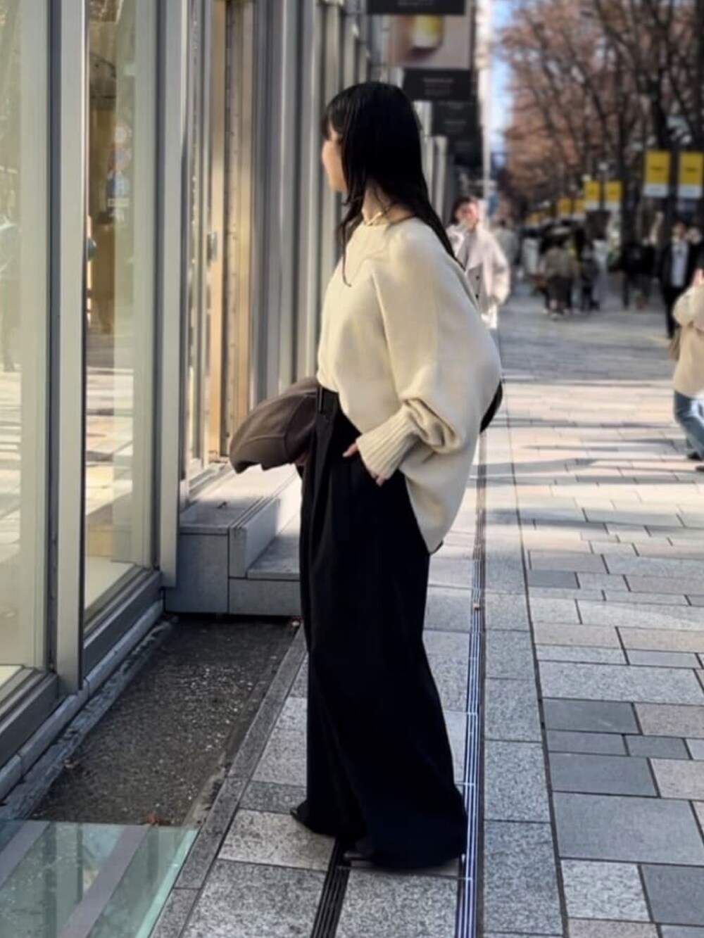 ブラウン系のニット/セーター、ブラック系のその他パンツを着用したレディースの冬コーディネートの2枚目の写真