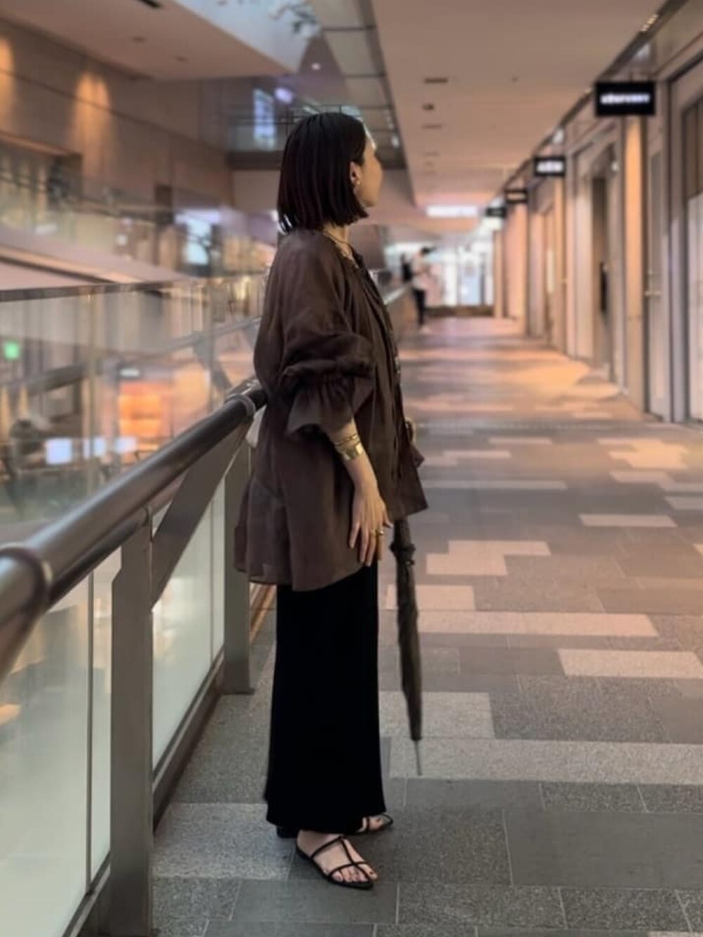 ベージュ系のシャツ/ブラウス、ホワイト系のスカートを着用したレディースの春コーディネートの3枚目の写真