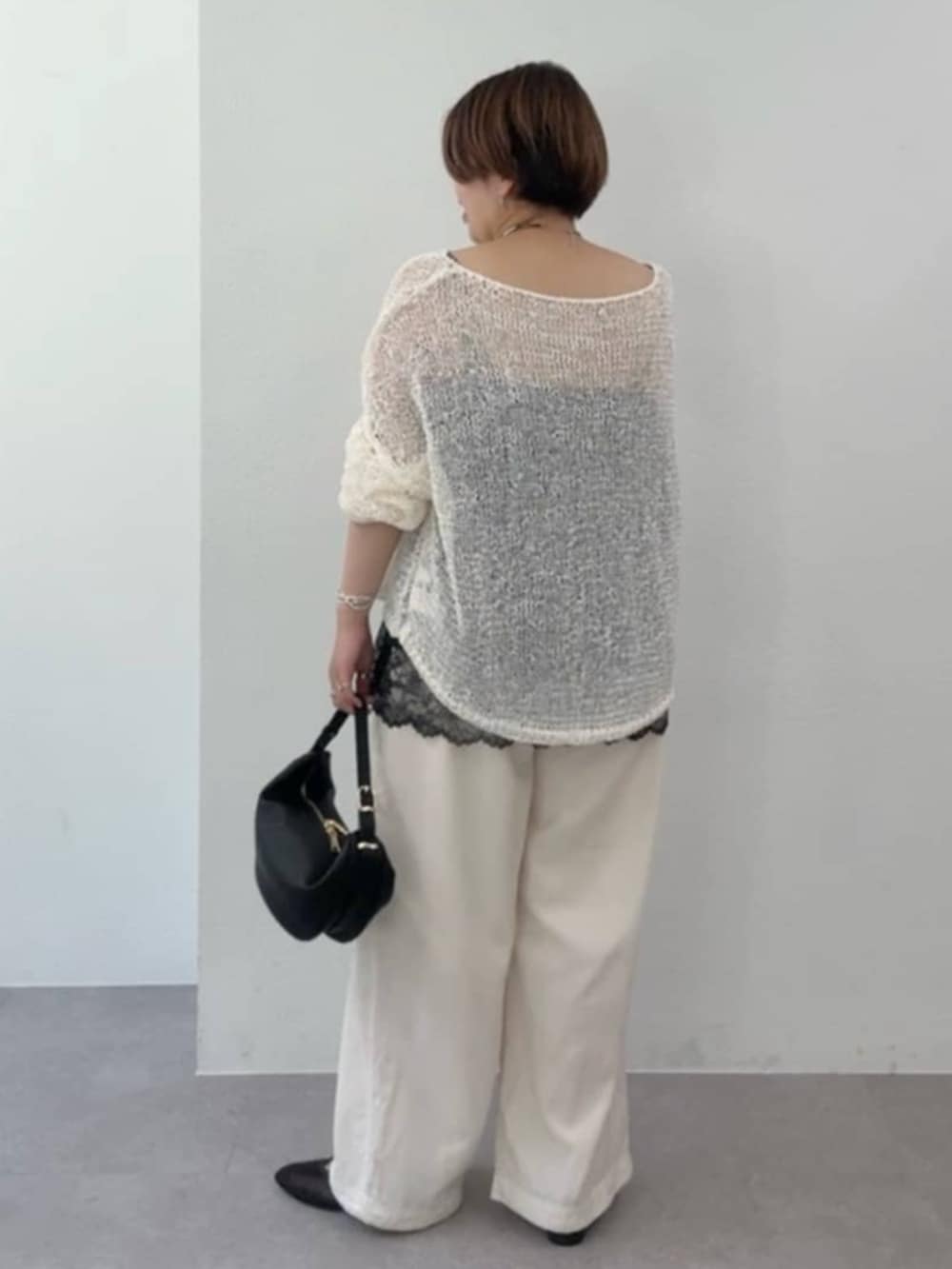 ホワイト系のその他パンツ、ブラウン系のキャミソール、ホワイト系のニット/セーターを着用したレディースの春コーディネートの9枚目の写真