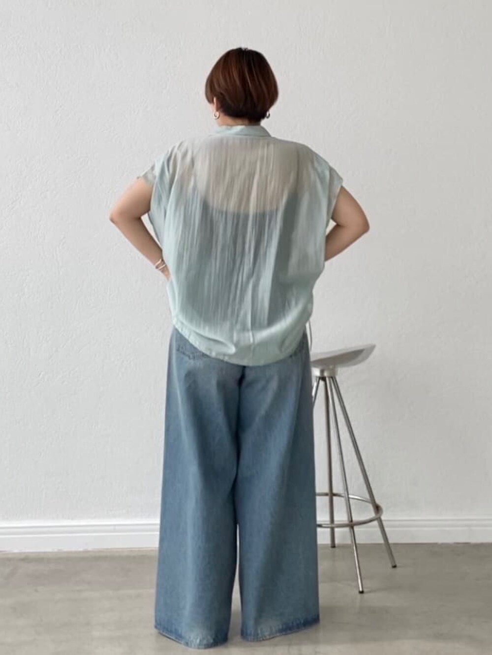 ブルー系のデニムパンツ、グリーン系のシャツ/ブラウスを着用したレディースの春コーディネートの4枚目の写真