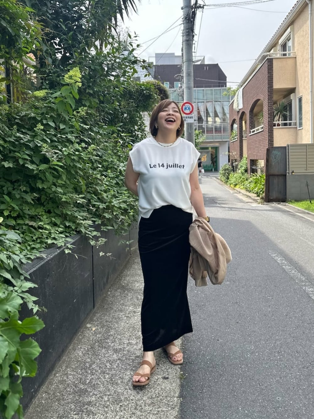 「ロゴT、ラクチンコーデ、大人かわいい、オトナカジュアル、今日のコーデ、ラフコーデ、キレイめ、夏コーデ、タイトスカート、ベロアスカート、シアージャケット、シア―ブルゾン」｜「RIVE DROITEのジョーゼットフレンチブラウス（シャツ/ブラウス、ホワイト系）」を使った、RIVE DROITE officialさん（骨格ストレート・レディース・165cm）の夏コーディネートの3枚目の写真