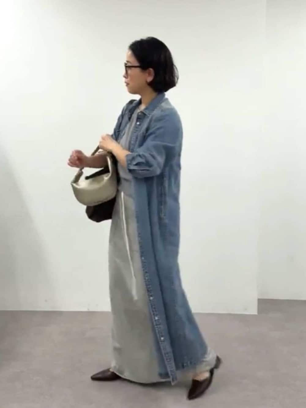 ブラウン系のその他シューズ、ブルー系のワンピース、グレー系のスカートを着用したレディースの春コーディネートの4枚目の写真