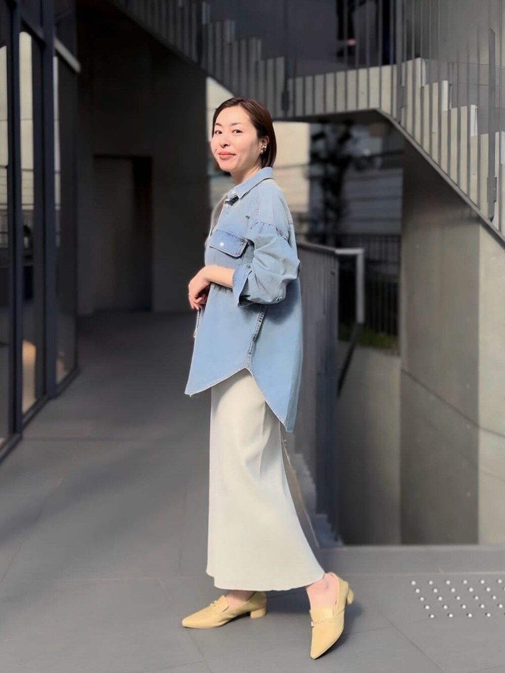 「大人カジュアル、春服、休日スタイル、オトナ女子、ショルダーバッグ、今日のコーデ、チョコ色に染まれ、春カラー、イエロー、デニム、デニムシャツ、ステンカラーコート、ステンカラーコート ベージュ、24ssトレンド」｜「RIVE DROITEの2サイズ展開/MONN.:. オーバーステンカラーコート（ステンカラーコート、ベージュ系）」を使った、RIVE DROITE officialさん（レディース・160cm）の冬コーディネートの4枚目の写真