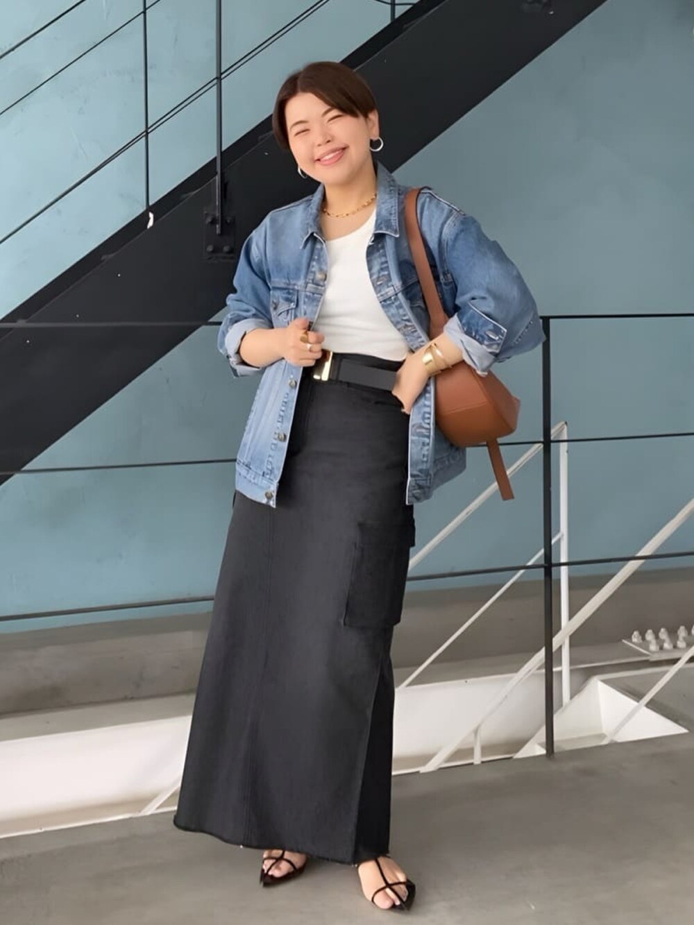 ブルー系のデニムスカート、ブルー系のデニムジャケットを着用したレディースの春コーディネートの2枚目の写真