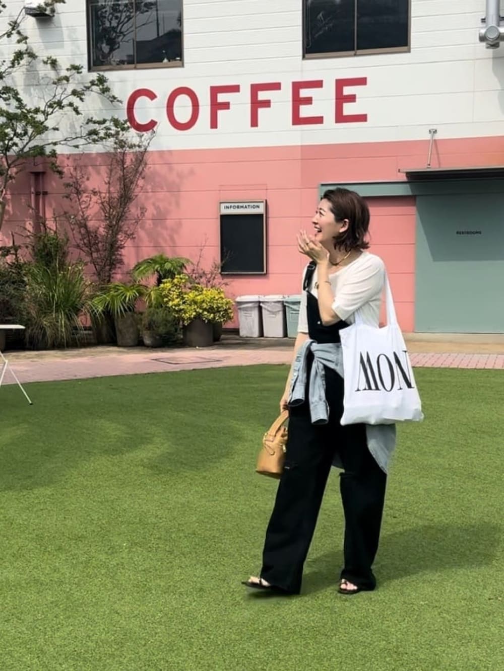 ホワイト系のTシャツ/カットソー、ブラック系のサロペット/オーバーオール、イエロー系のハンドバッグを着用したレディースの夏コーディネートの3枚目の写真