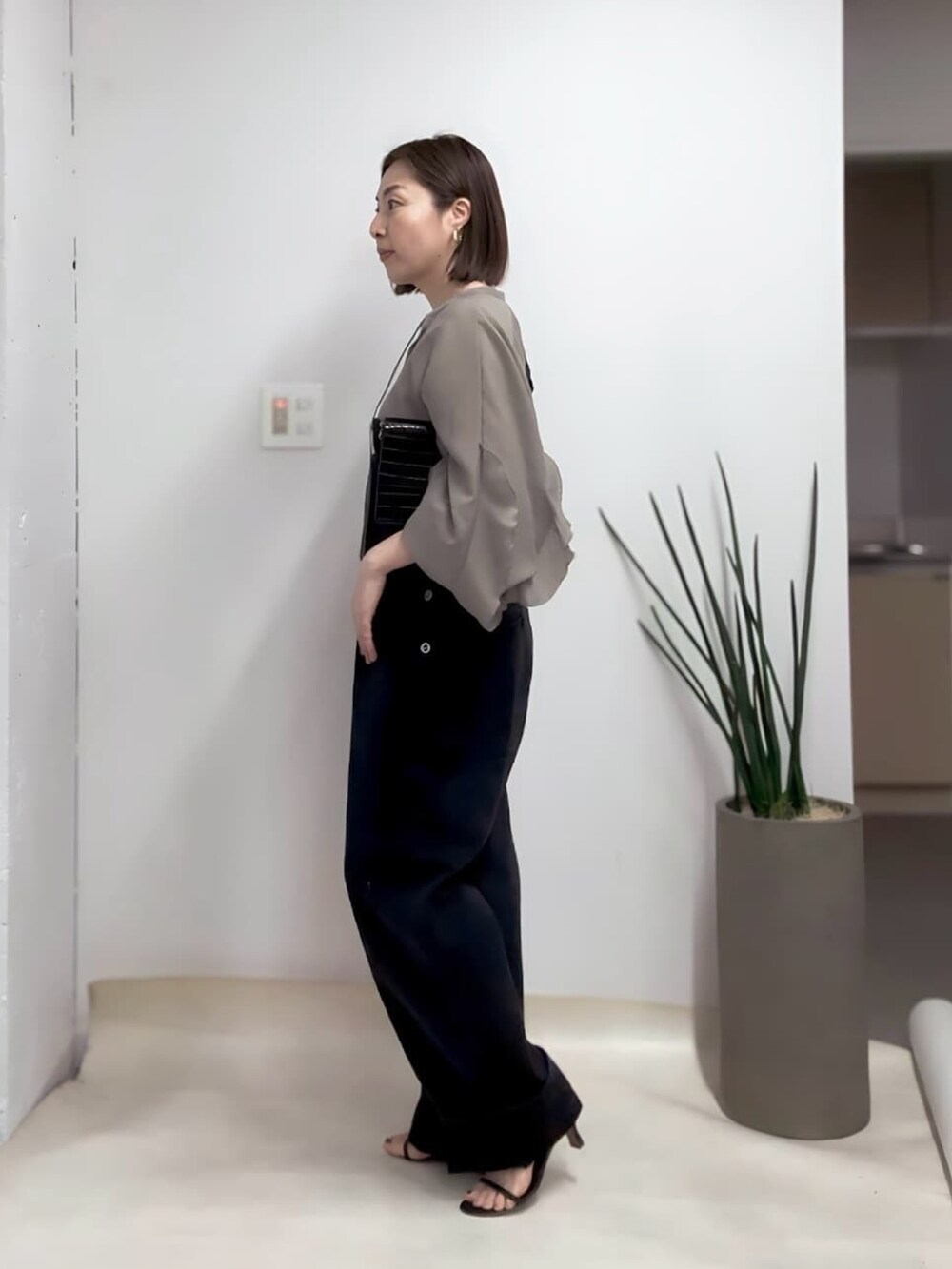 グリーン系のシャツ/ブラウス、ブラック系のサロペット/オーバーオール、ブラック系のサンダルを着用したレディースの春コーディネートの2枚目の写真