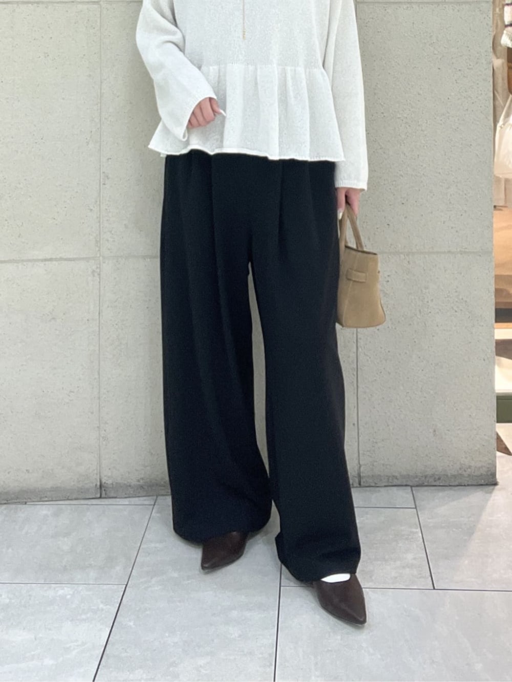 ベージュ系のトートバッグ、ブラウン系のその他シューズ、ホワイト系のニット/セーターを着用したレディースの春コーディネートの7枚目の写真