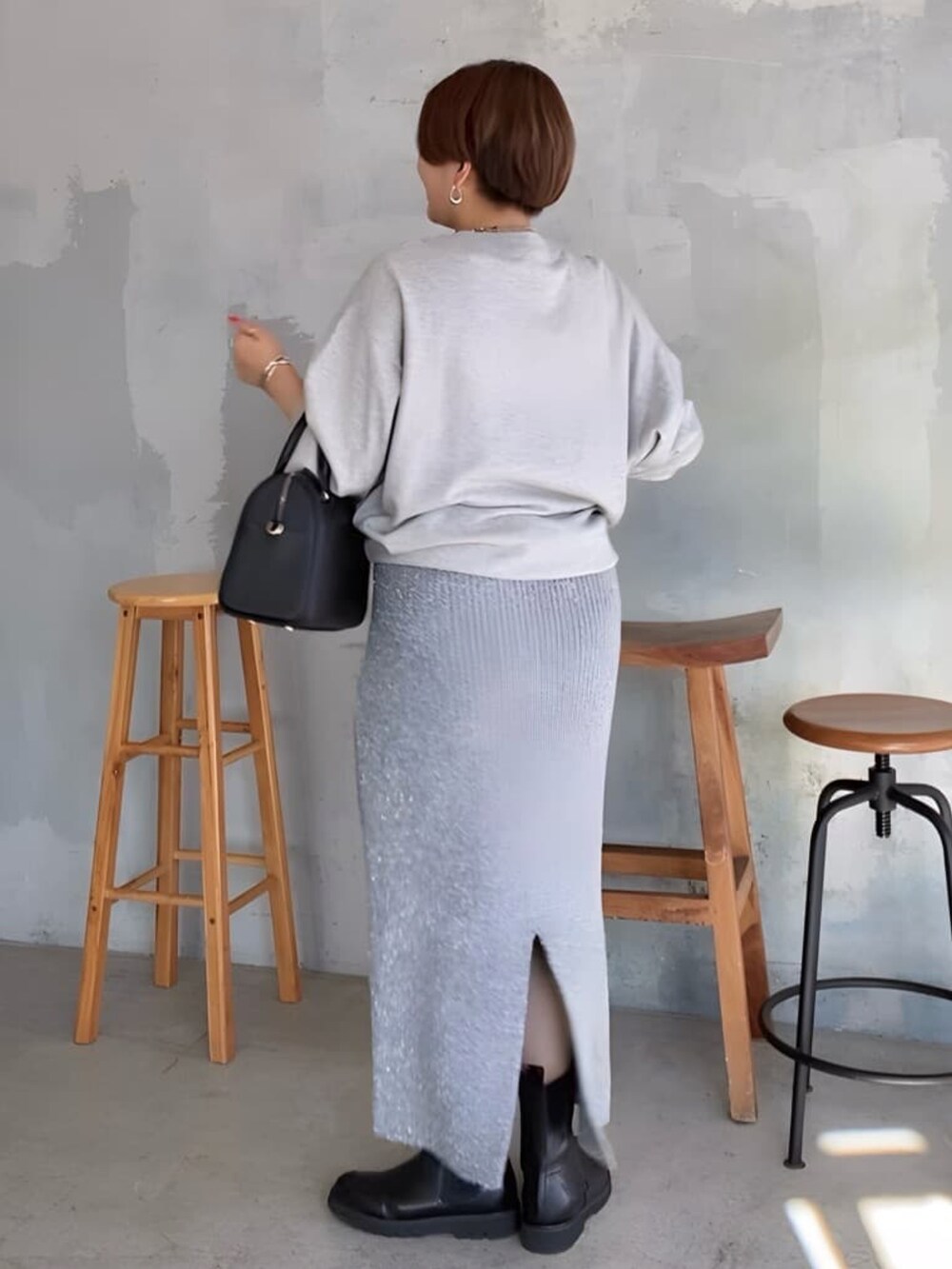 グレー系のスウェット、グレー系のスカート、ブルー系のシャツ/ブラウスを着用したレディースの秋コーディネートの3枚目の写真