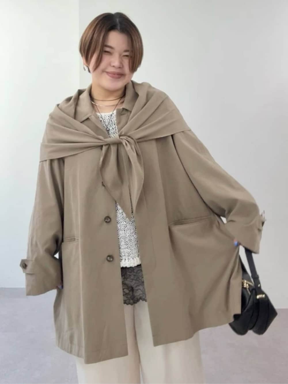 ホワイト系のその他パンツ、ブラウン系のキャミソール、ホワイト系のニット/セーターを着用したレディースの春コーディネートの4枚目の写真