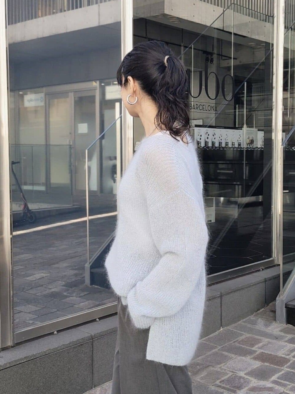 ブルー系のニット/セーター、グレー系のその他パンツを着用したレディースの冬コーディネートの3枚目の写真