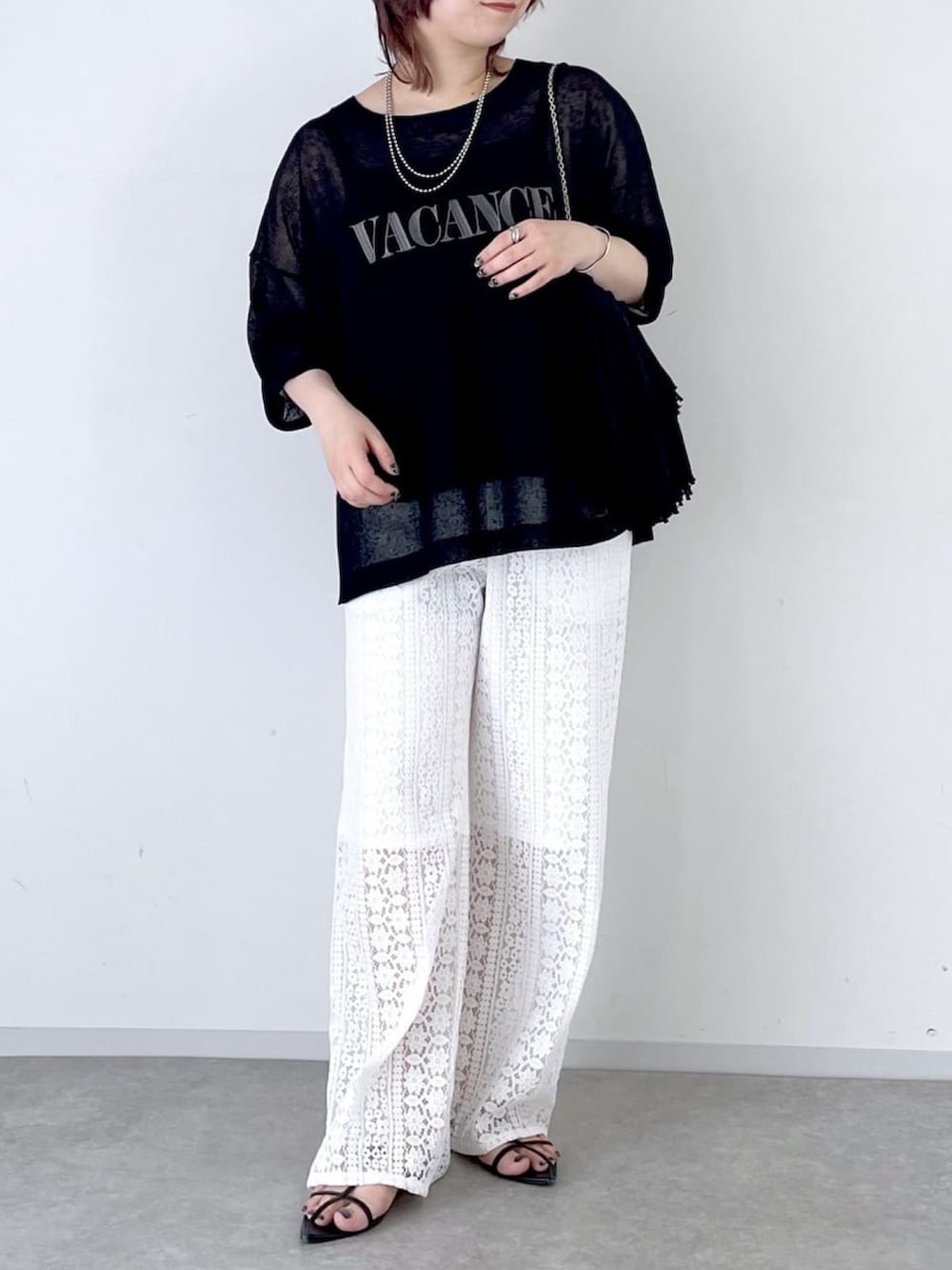 「シアートップス、シアーニット、ロゴニット、レースパンツ、モノトーンコーデ、モノトーンスタイル、夏コーデ、アラサーコーデ」｜「RIVE DROITEの予約【大人も着やすい】レースイージーパンツ（その他パンツ、ホワイト系）」を使った、RIVE DROITE officialさん（骨格ストレート・レディース・158cm）の夏コーディネートの4枚目の写真