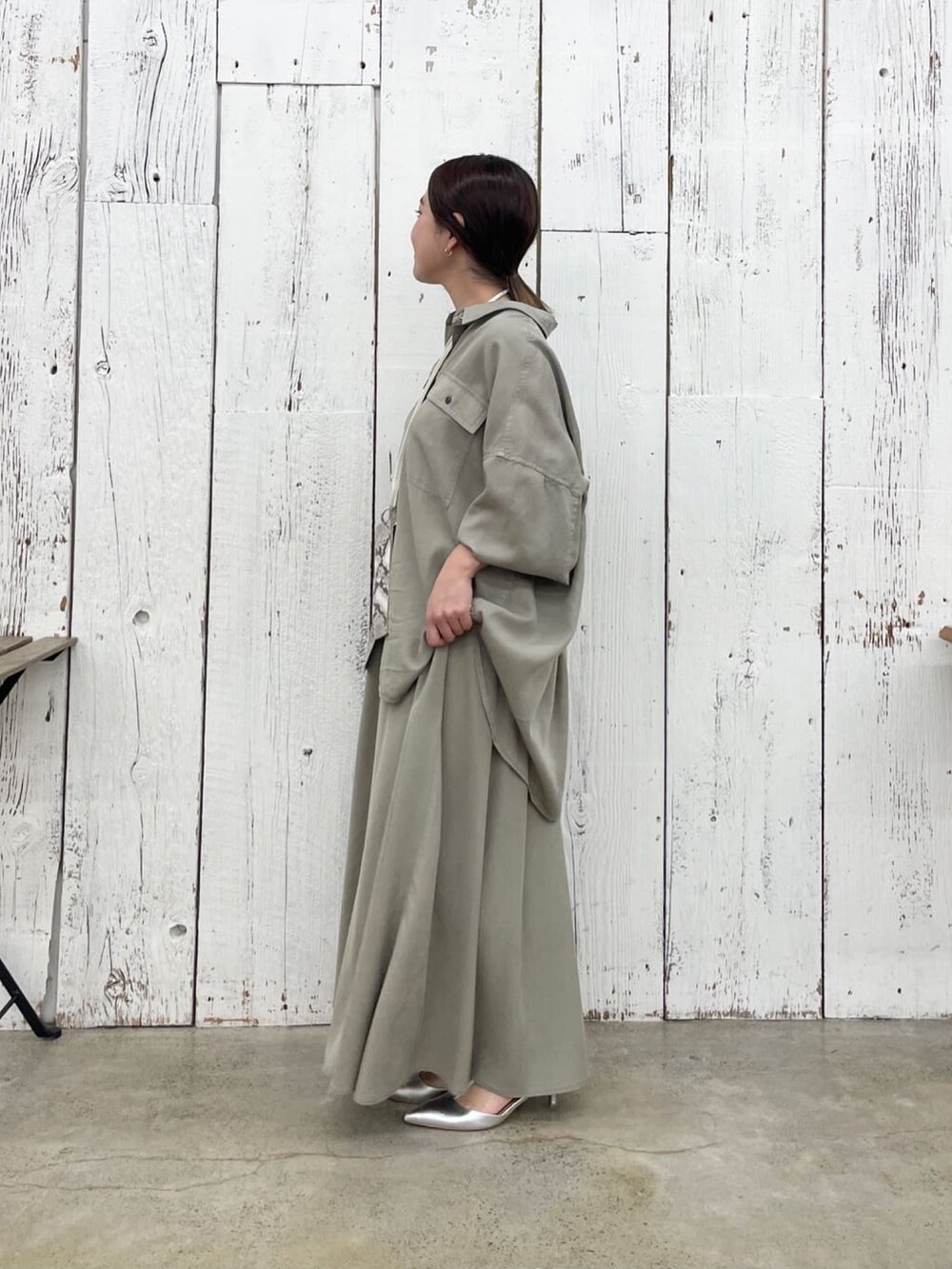 グリーン系のシャツ/ブラウス、グリーン系のスカート、シルバー系のその他シューズを着用したレディースの冬コーディネートの3枚目の写真