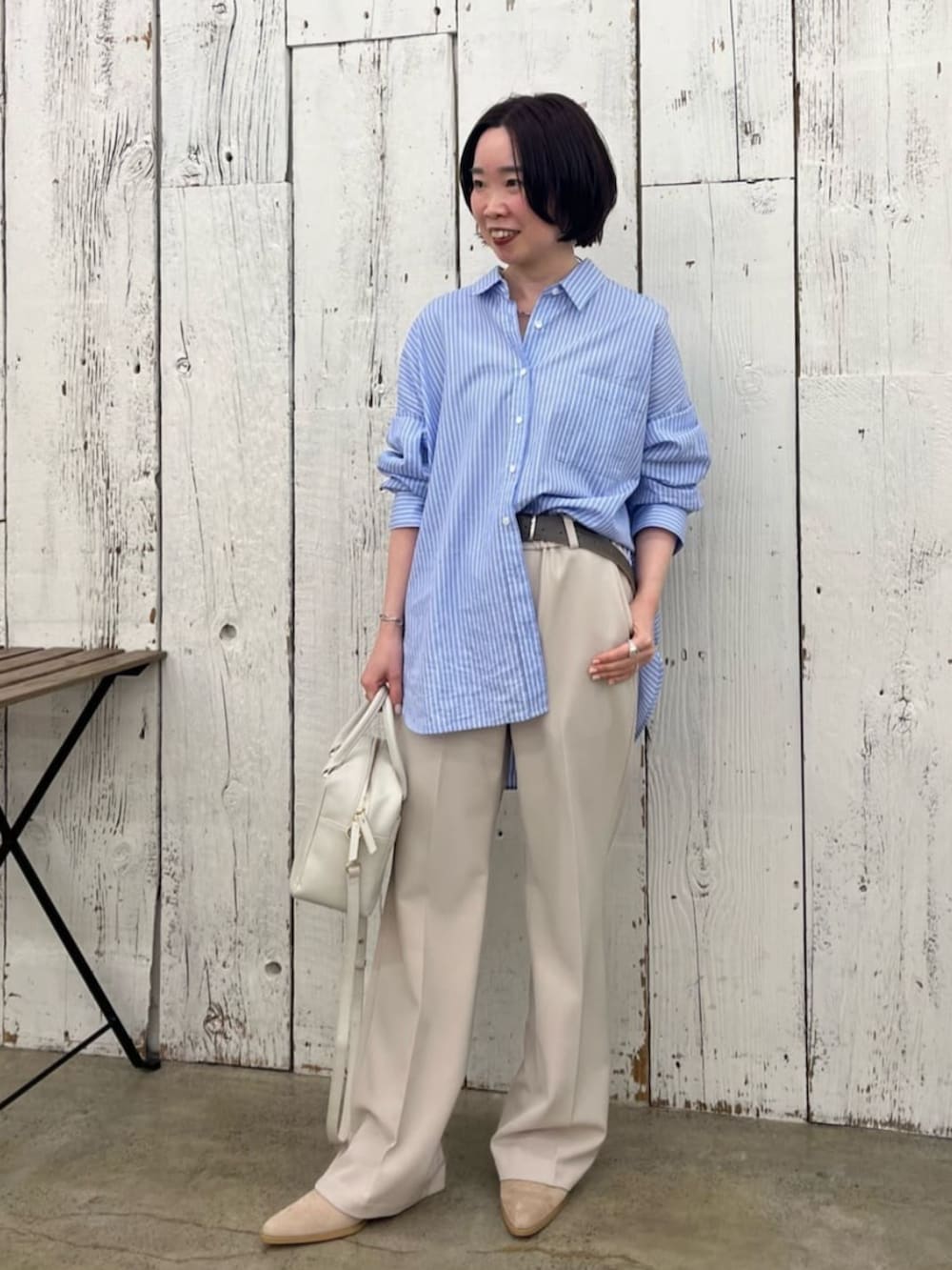 ホワイト系のボストンバッグ、ブルー系のシャツ/ブラウス、グリーン系のその他アウターを着用したレディースの春コーディネートの5枚目の写真