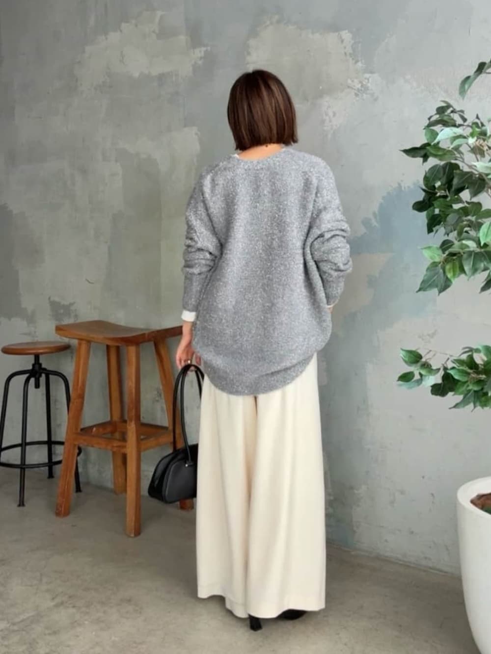 グレー系のカーディガン/ボレロ、ホワイト系のスラックス、ホワイト系のシャツ/ブラウスを着用したレディースの秋コーディネートの3枚目の写真