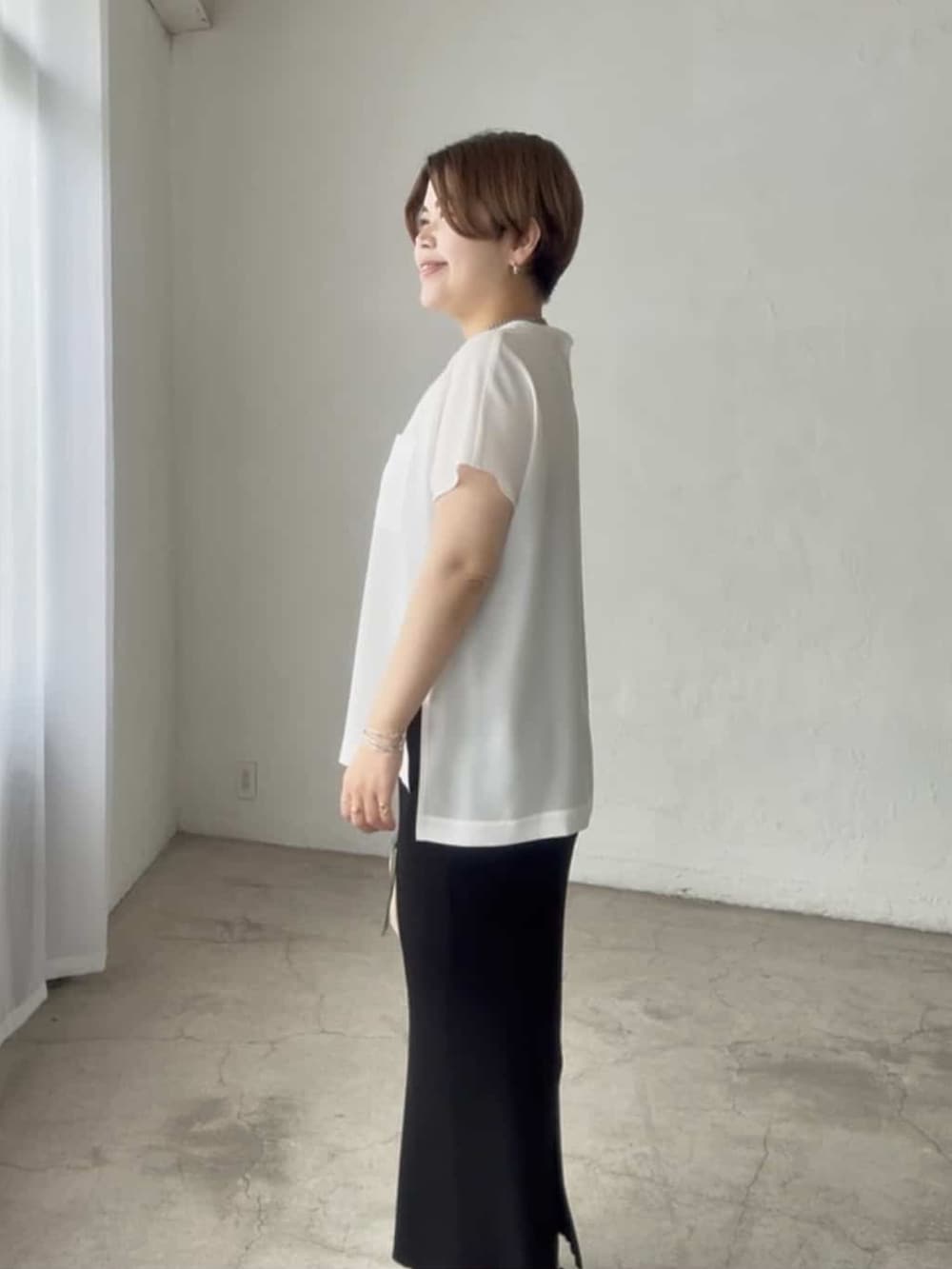 ホワイト系のシャツ/ブラウス、ブラック系のスカート、ブラック系のハンドバッグを着用したレディースの春コーディネートの5枚目の写真